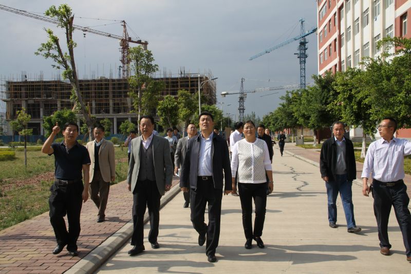 1430387888989851.jpg 涼山州委書記林書成一行在學院景亞新院長等陪同下調研四川應用技術職業學院.JPG
