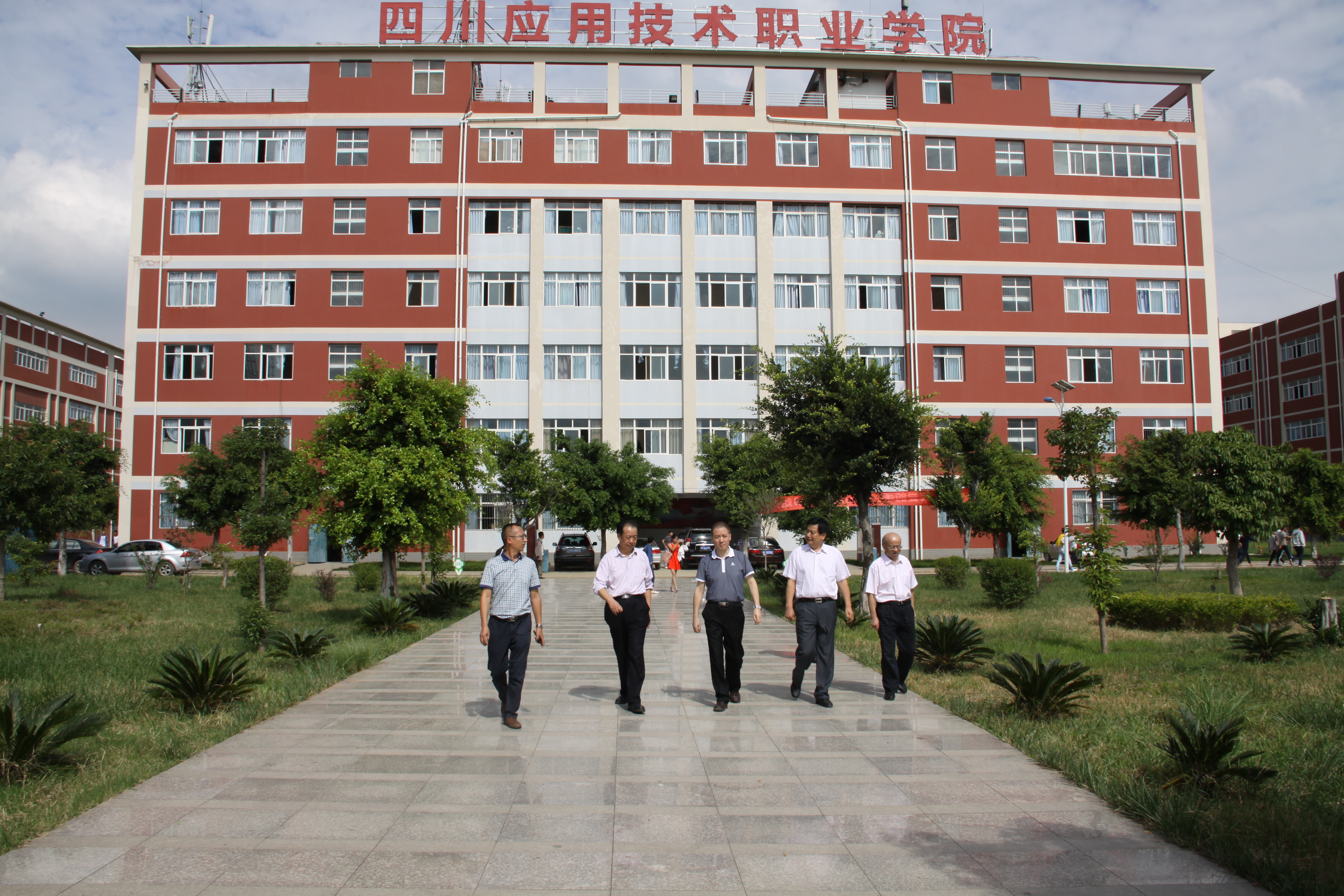 1441959533245054.jpg 王廳長一行視察校園.jpg