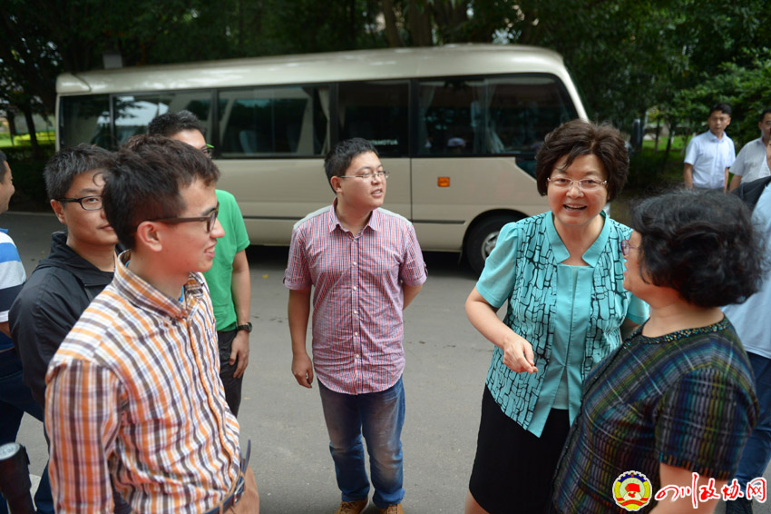 全國政協教育委委員看望涼山博士生.jpg