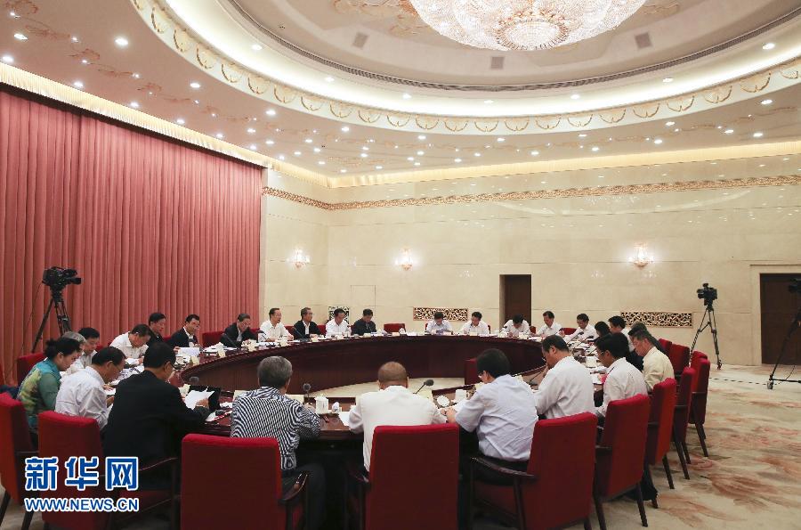 9月24日，全國政協在北京召開雙周協商座談會，圍繞“集中連片特困地區精準扶貧”協商議政、建言獻策。全國政協主席俞正聲主持會議并講話。新華社記者 丁林 攝2.jpg