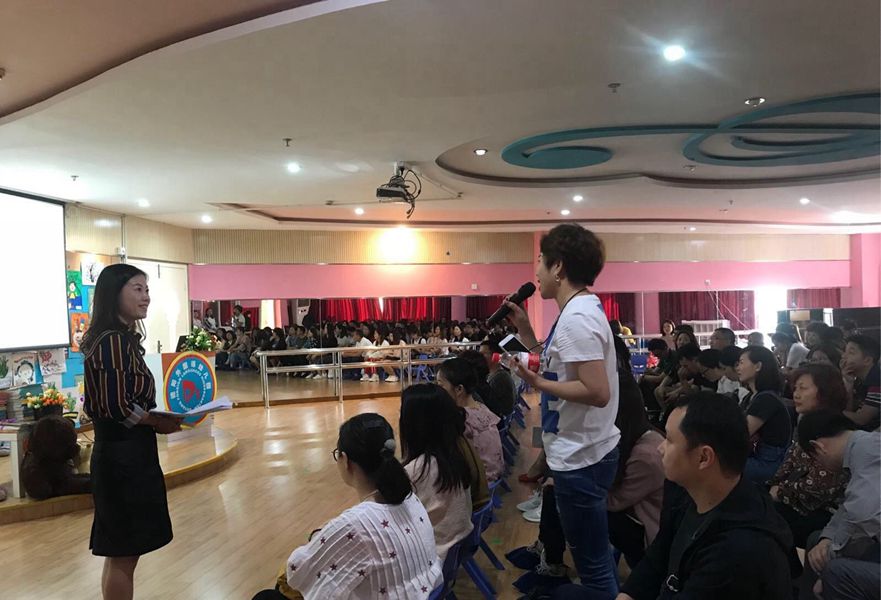 1525659268348425.jpg 德外幼兒園召開家園交流日暨新生家長會_副本.jpg