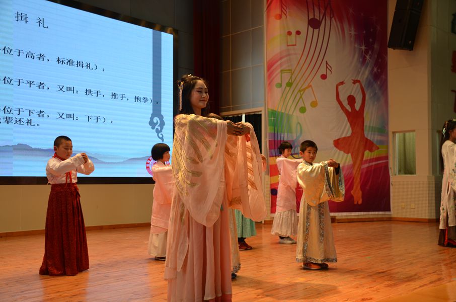 1525662159215512.jpg 德外小學舉行“首場漢服主題公開課”活動_副本.jpg