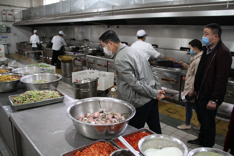 1552618549999180.jpg 西昌市委常委唐軍調研四川應用技術職業學院食品衛生安全工作.jpg