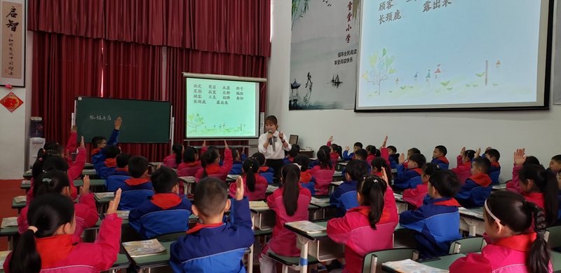 1555297193933603.jpg 繼光實驗學校老師亮相德陽市小語年會.jpg