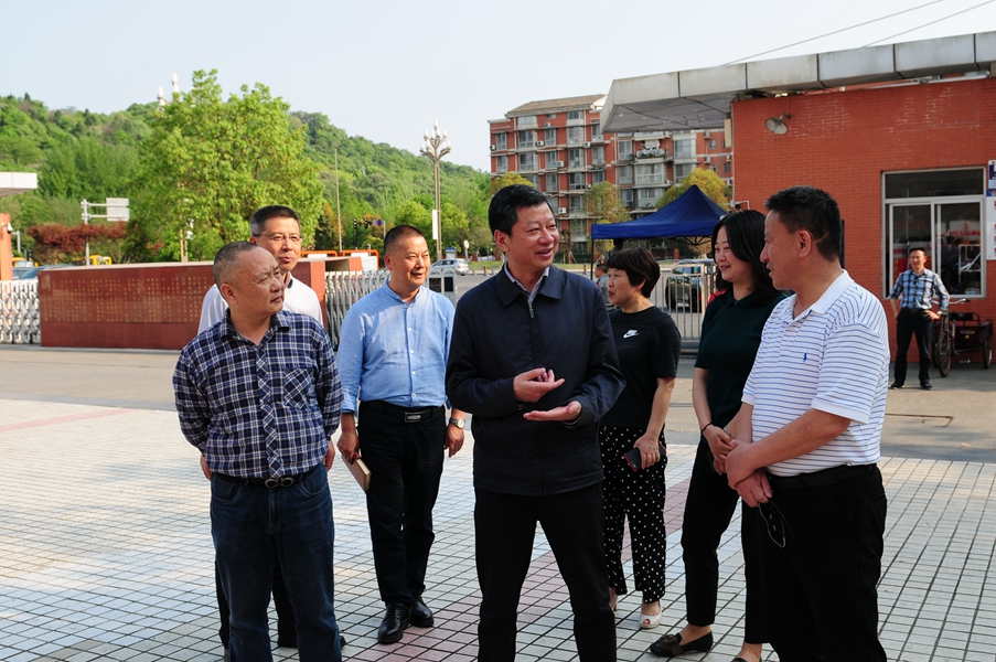 1555902723278830.jpg 屈直調研德陽外國語學校.jpg
